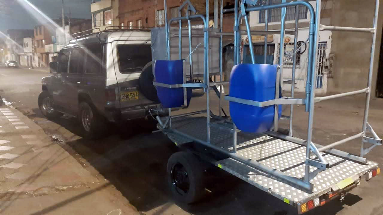 Establo de Ordeño Portátil Galvanizado con comederos, teja y cajón de 1 puesto